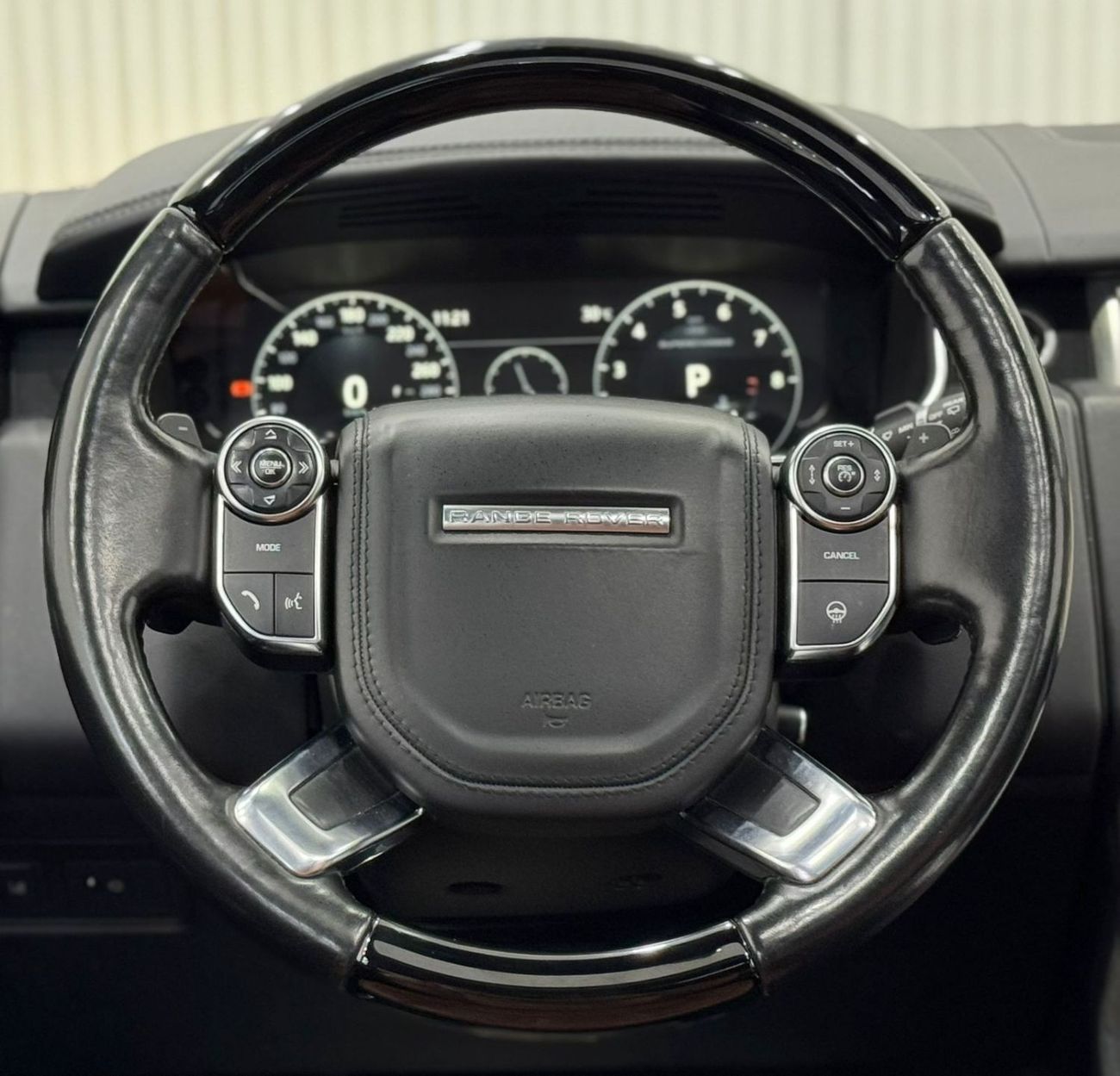 Land Rover Range Rover Vogue 5.0L 2017 Range Rover Vogue SE LWB V8, Aug 2028 Al-Tayer Service Package, 1 Year Warranty, GCC