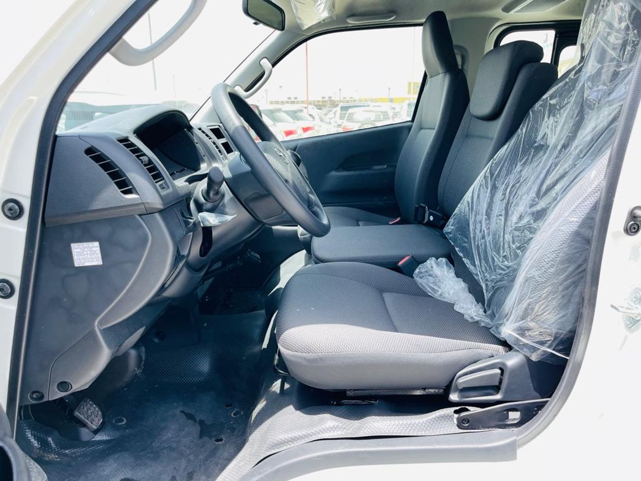 Toyota Hiace toyota hiace std 2.5l glass van