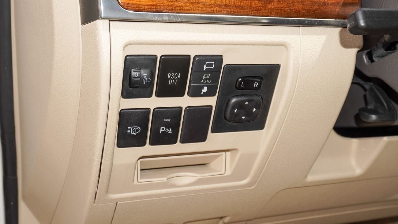 Toyota Land Cruiser TOYOTA LAND CRUISER VXR V8 5.7L  WHITE EDITION