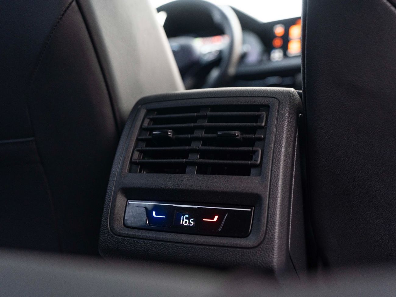 Volkswagen Golf R Base 2.0T