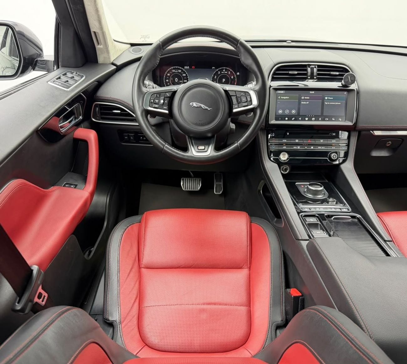 جاكوار F بيس R-SPORT