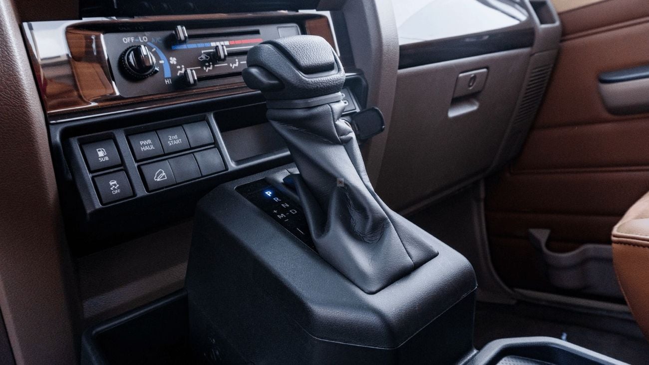 Toyota Land Cruiser Pick Up ECT0108 - Toyota LC79 SCab - 2.8L Dsl At V4 Full Beige 2025