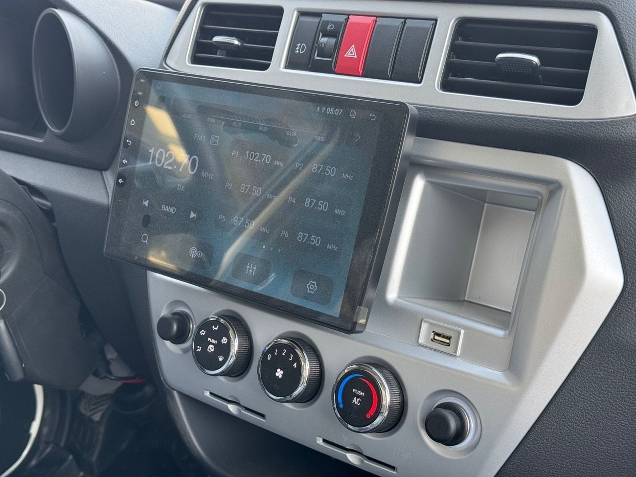Hyundai H100  PICKUP V4 / 2 TON LOADING / LARG SCREEN / MANUAL GEAR / APPLE CAR PLAY /ANDROID AUTO
