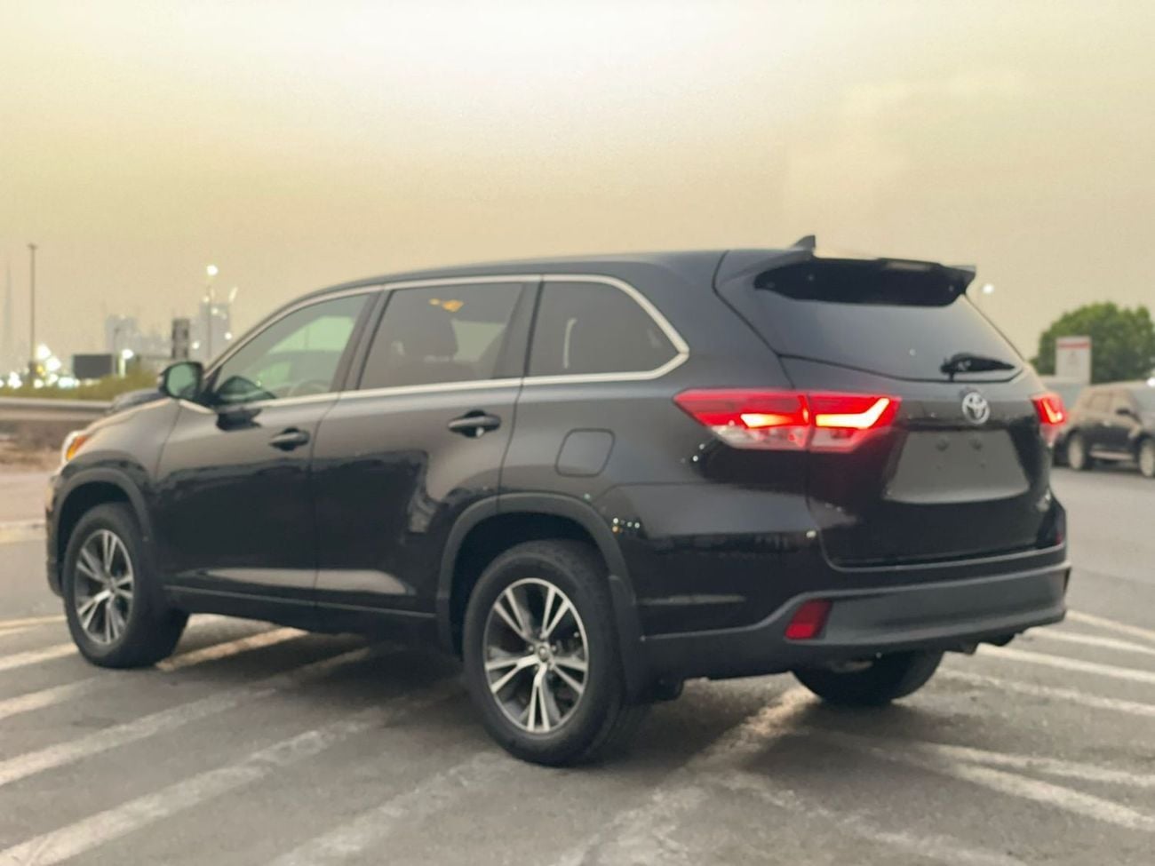 Toyota Highlander LE (NON GCC) 2017 Toyota Highlander MidOption - 3.5L V6 - 4x4 AWD - Full 7 Seater - Trunk Auto