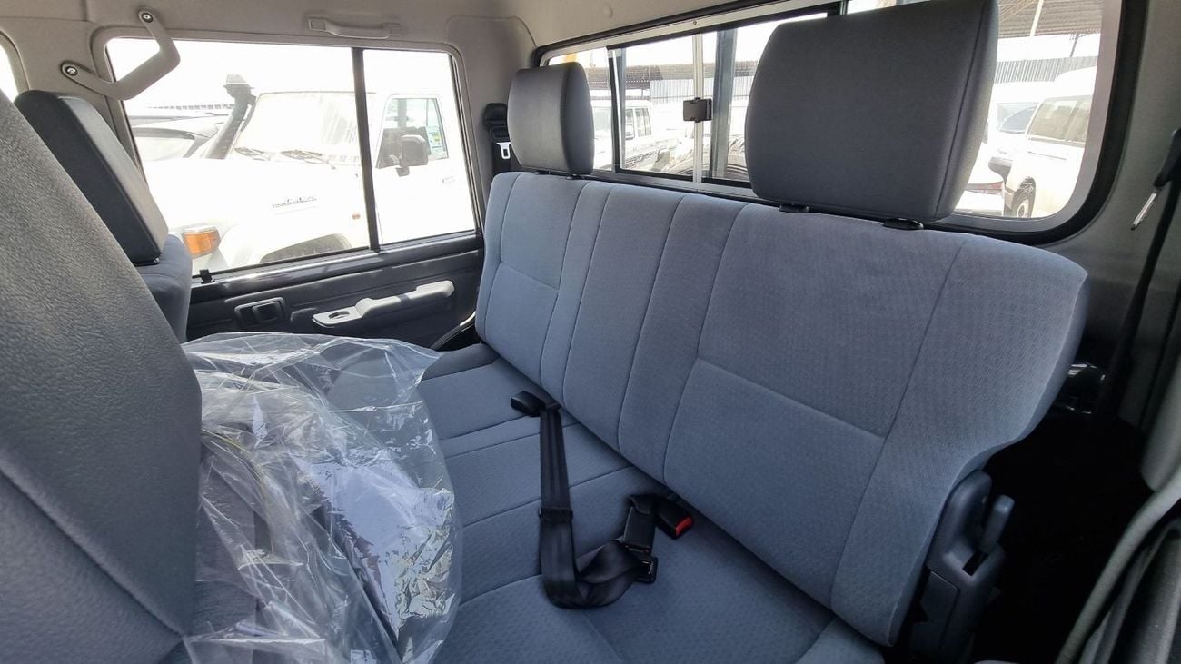 Toyota Land Cruiser Pick Up 4.0L V6 . 24-valve DOHC . VVT-i . DOHC. 16V . 5 Seater . 4 Door . Automatic . Four Wheel Drive