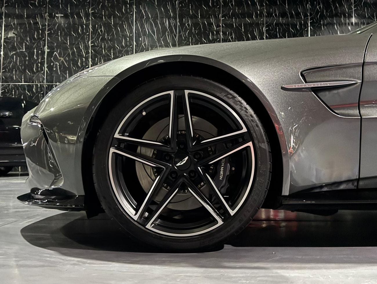 Aston Martin Vantage Standard V8