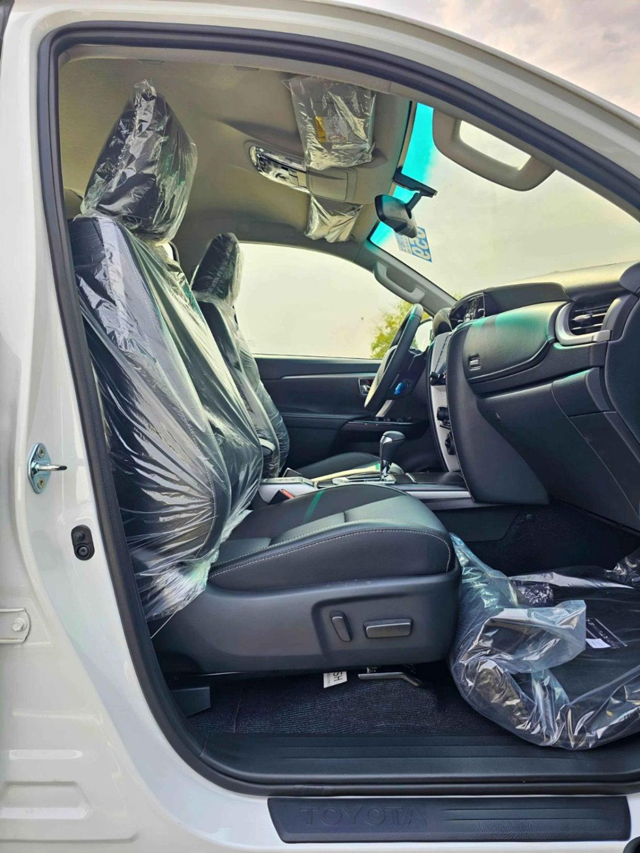 تويوتا فورتونر SR5 ADVENTURE / 4.0L V6 PETROL / FRONT PWR SEATS / PUSH START / DIFF LOCK AUTO A/C (CODE # F6HA)