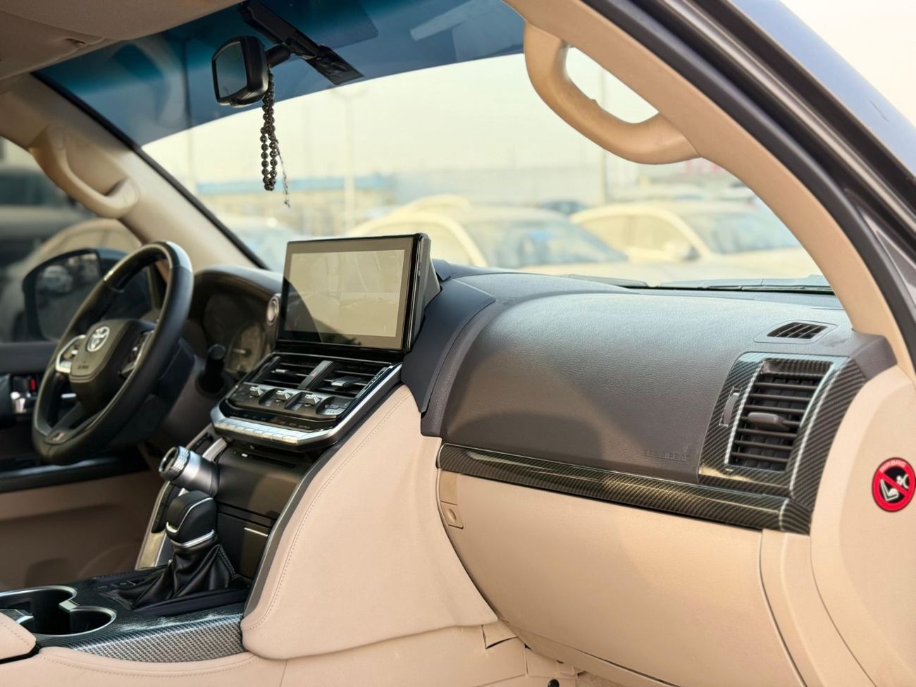 Toyota Land Cruiser Toyota Landcruiser Lc200,2015 grey colour and biegie interior ,Gcc specs LHD petrol engine..8seaters