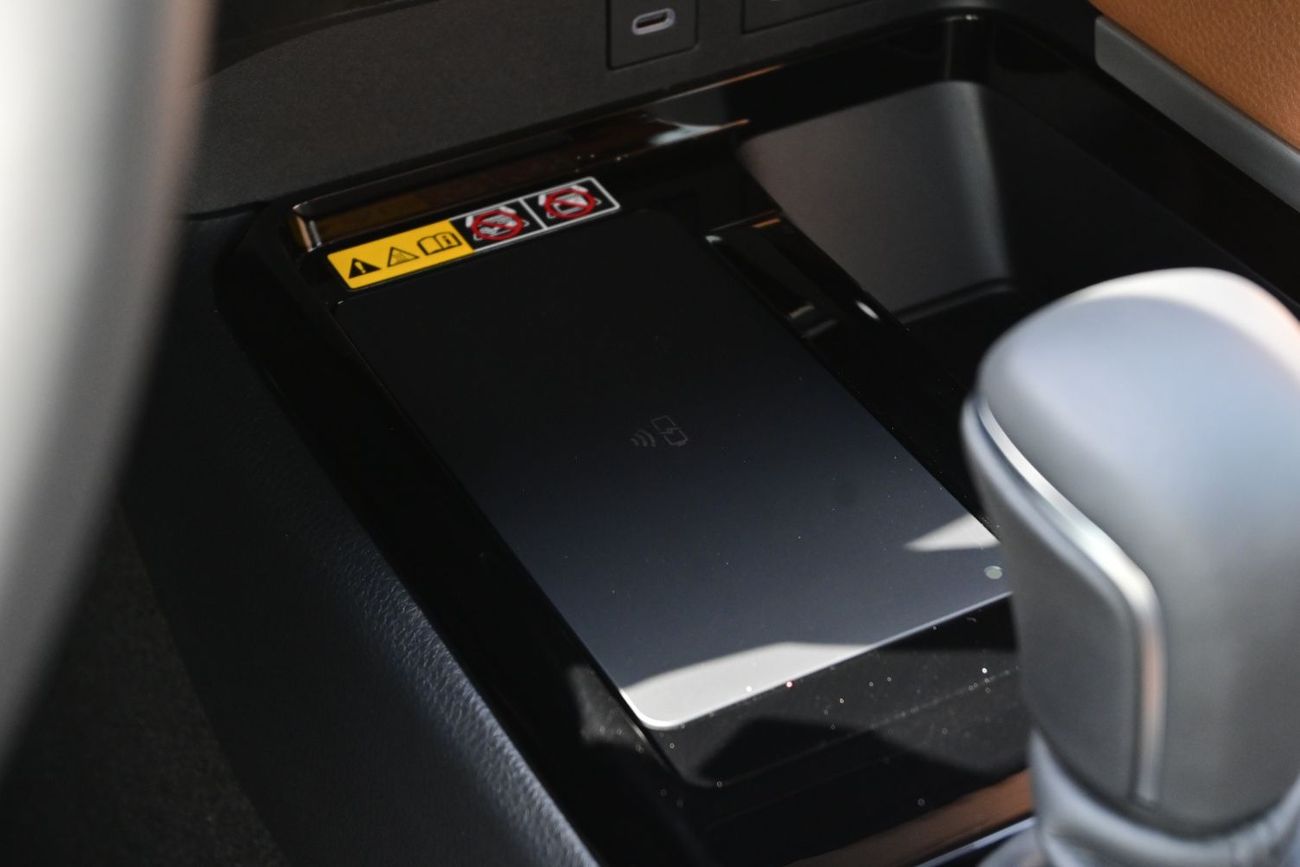 تويوتا كامري Toyota Camry Limited 2.5L Hybrid, Model 2025, Color White