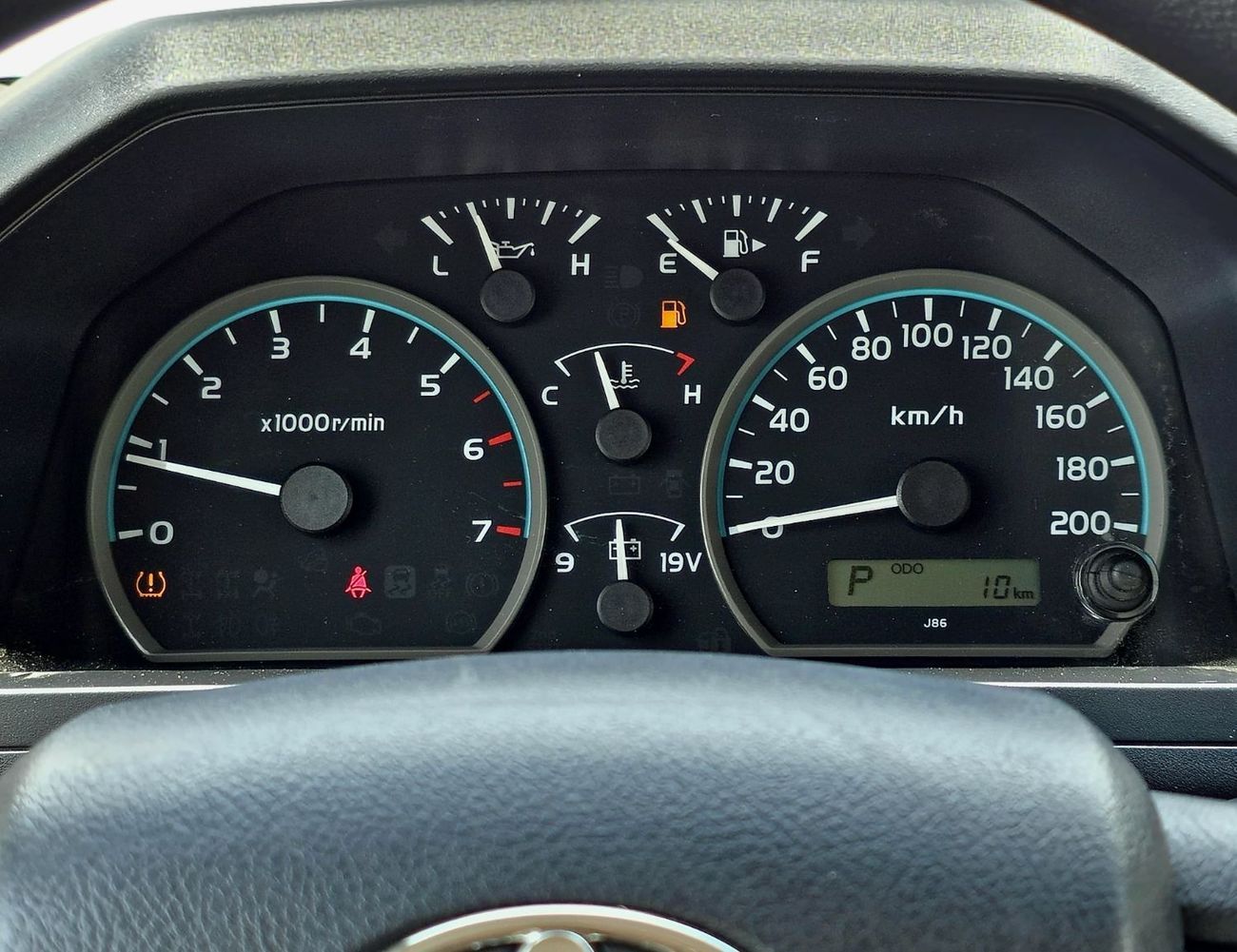 تويوتا لاند كروزر LC76 DIESEL 2.8T - STD - E - DIFF LOCK - A/T - WHITE INSIDE BEIGE - 2025 - OMANI