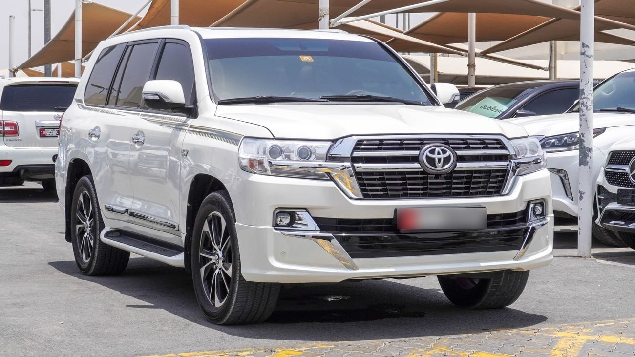 Toyota Land Cruiser VXR 5.7 L V8 with 2024 Body Kit