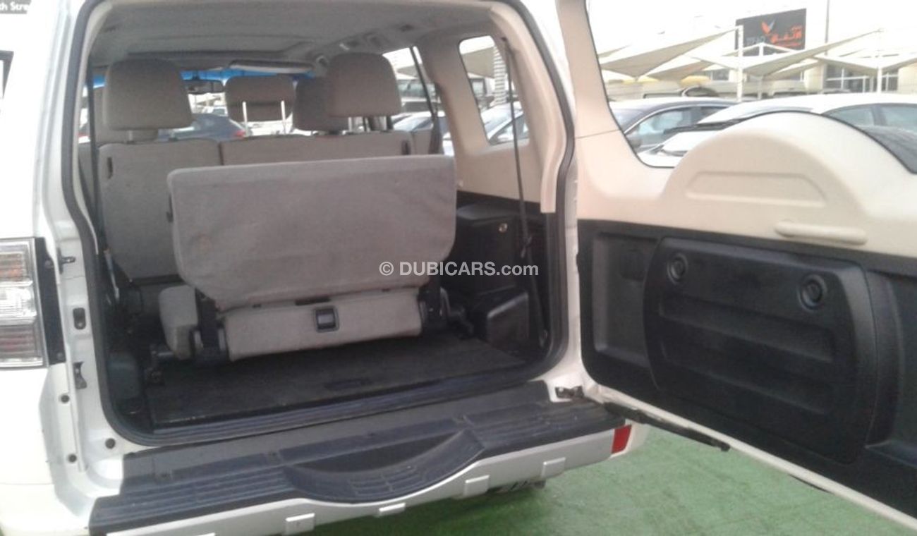 ميتسوبيشي باجيرو 2013 ابيض  خليجى بحالة ممتاذة ماشى قليل