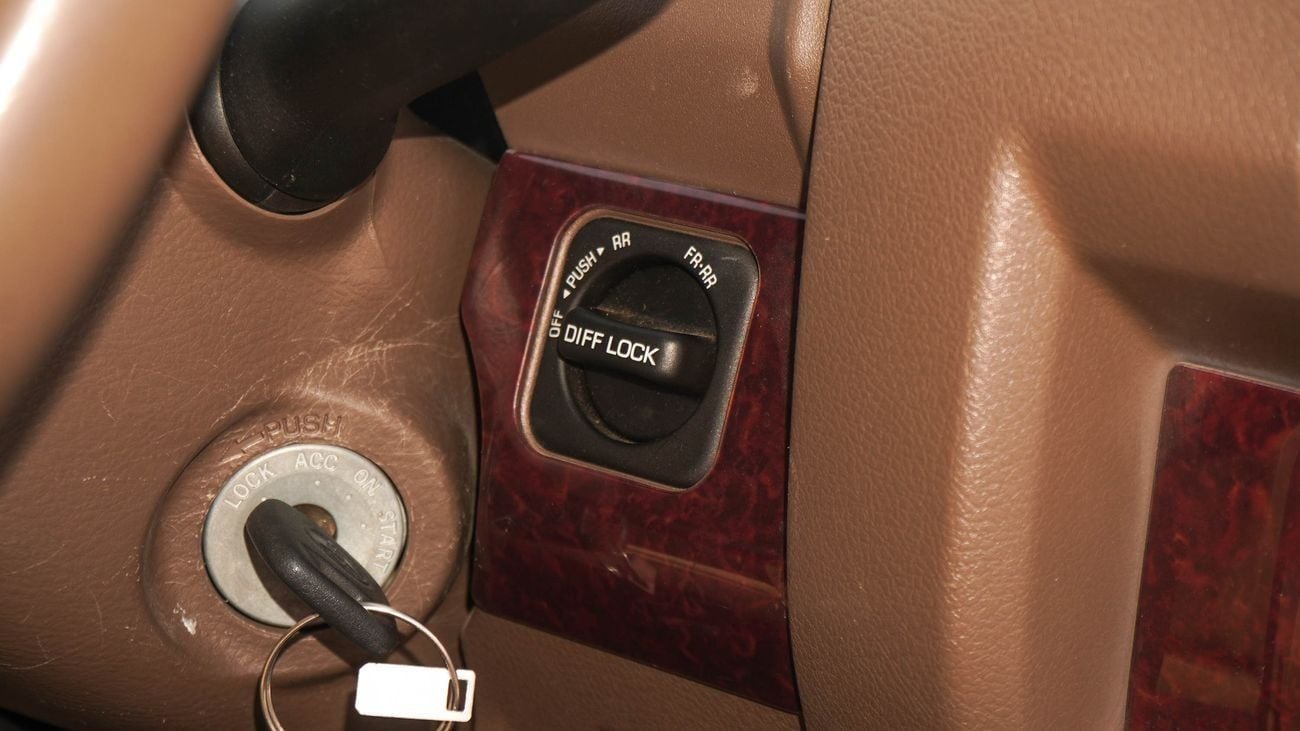 تويوتا لاند كروزر بيك آب 4.0L V6 M/T