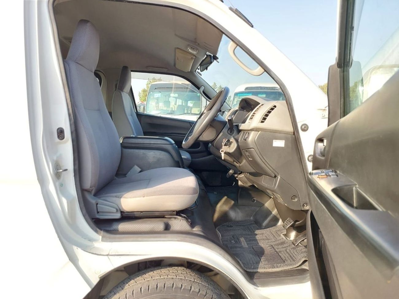 تويوتا هاياس TOYOTA HIACE WAGON VAN 2011 RHD 2.7 L PETROL AUTOMATIC (PM23267)