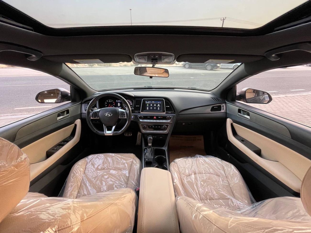 هيونداي سوناتا رياضي / محرك 2.4 لتر V4 / كامل المواصفات / فتحة سقف / زجاج أمامي / دخول وتشغيل بدون مفتاح / نظيف للغ