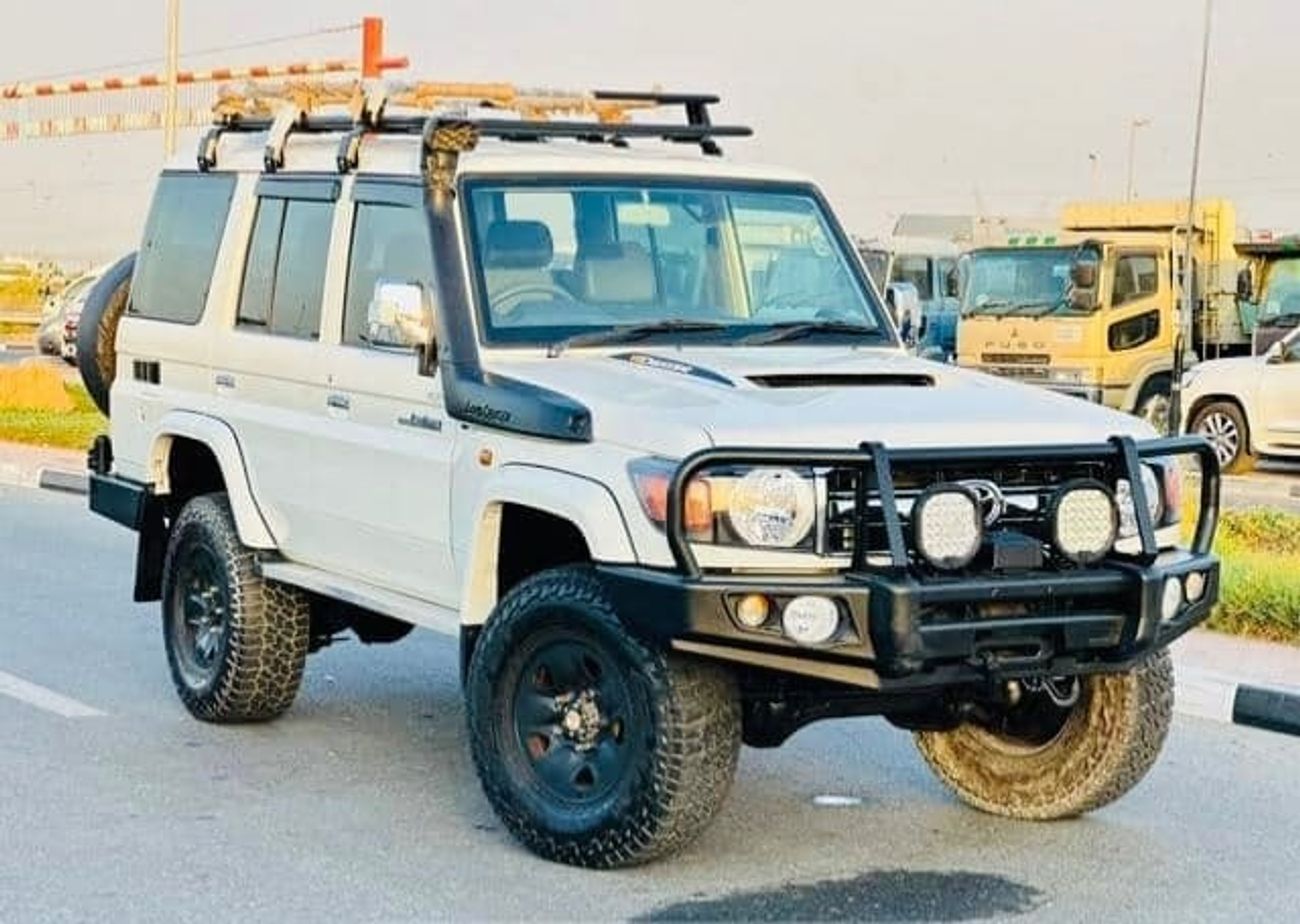 تويوتا لاند كروزر بيك آب 2013 RHD Diesel Full Option Top of the range Very clean and perfect condition