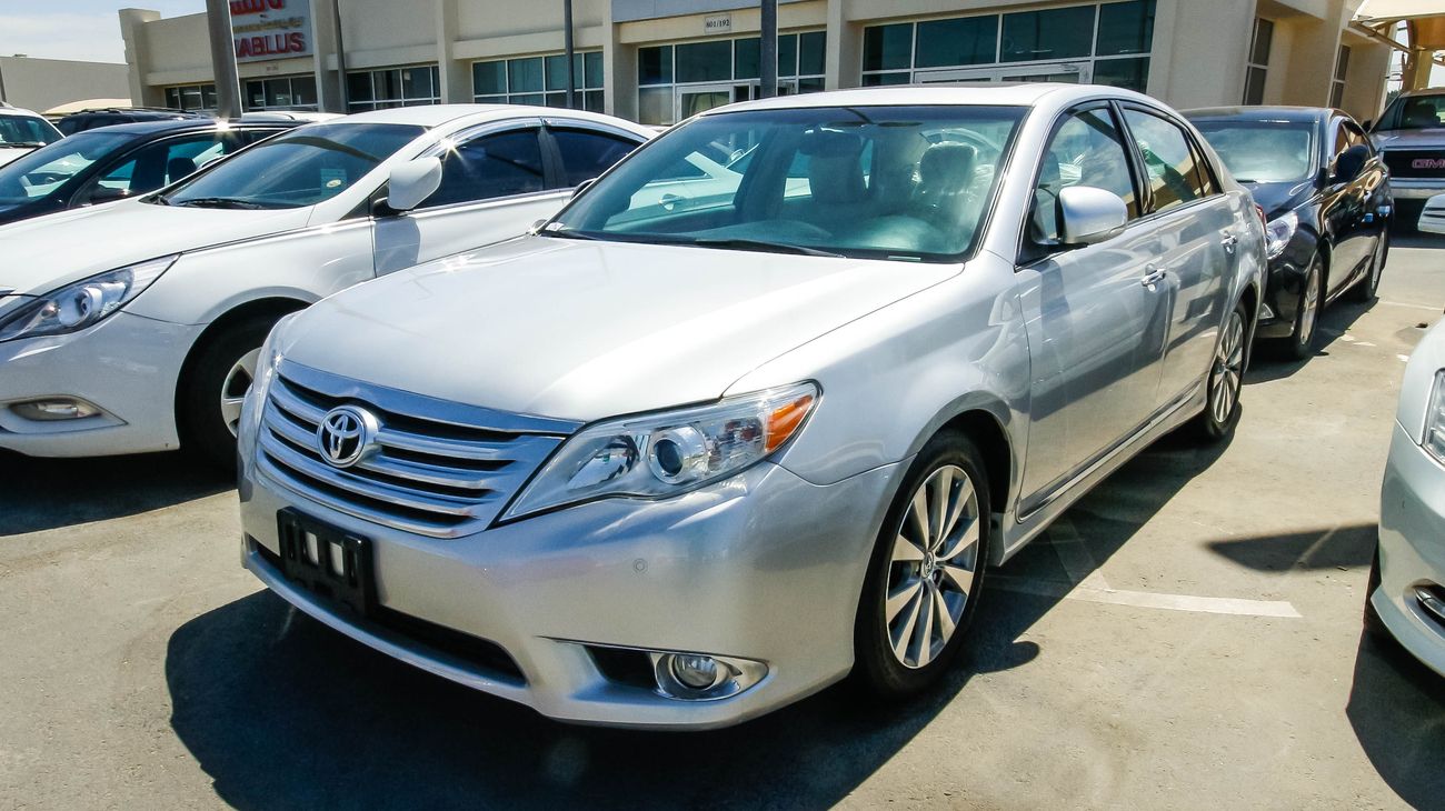 Used Toyota Avalon 2012 for sale in Sharjah 56489