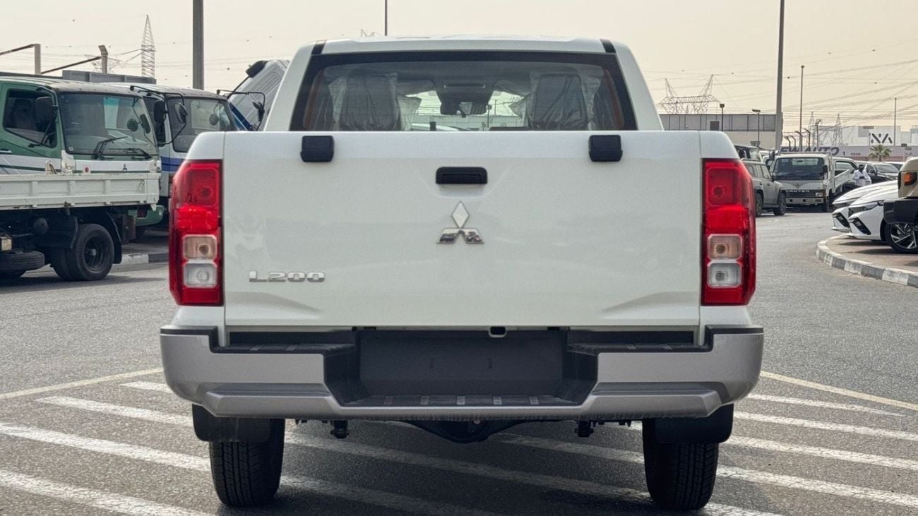 Mitsubishi L200 2.4L diesel double cabin M/T med-line