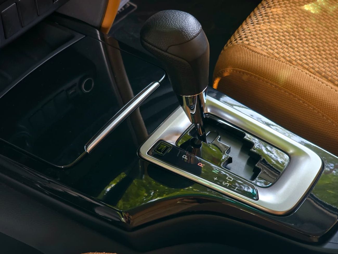 Toyota Fortuner TOYOTA FORTUNER PETROL 2.7 - MANUAL A.C - ALLOY WHEELS - 2025 MODEL - WHITE INSIDE BROWN - GCC SPECS