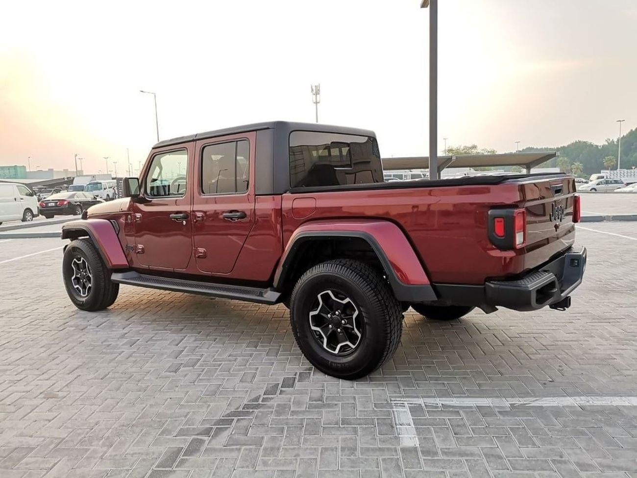 جيب جلادياتور Jeep Gladiator - 2022 - Maroon