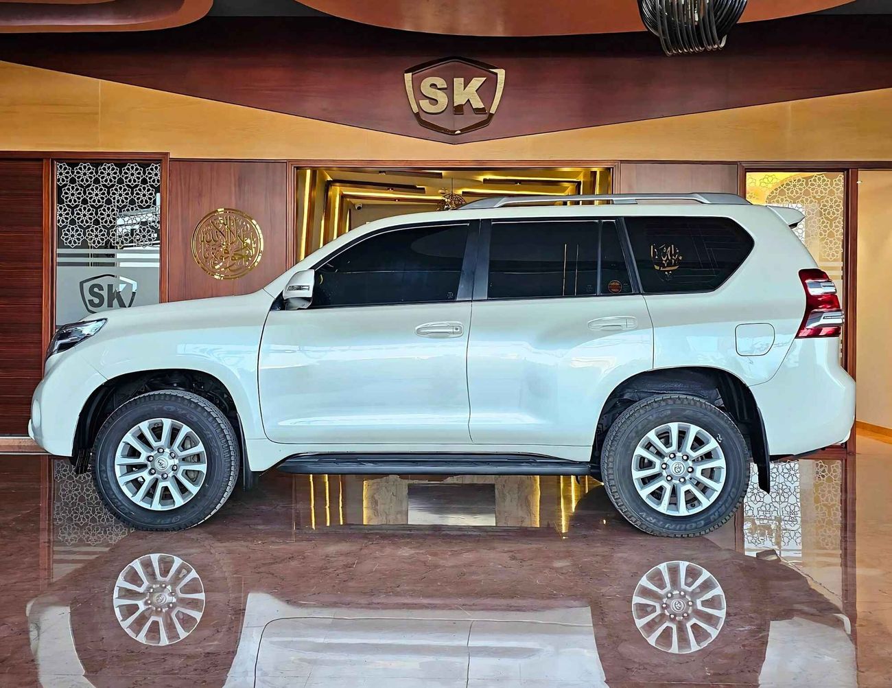 تويوتا برادو / VXR V4 2.7L / SUNROOF/ LEATHER / ELECTRIC SEATS/ DOWN TYRE / FULL OPTION / EXPORT ONLY /LOT#69094