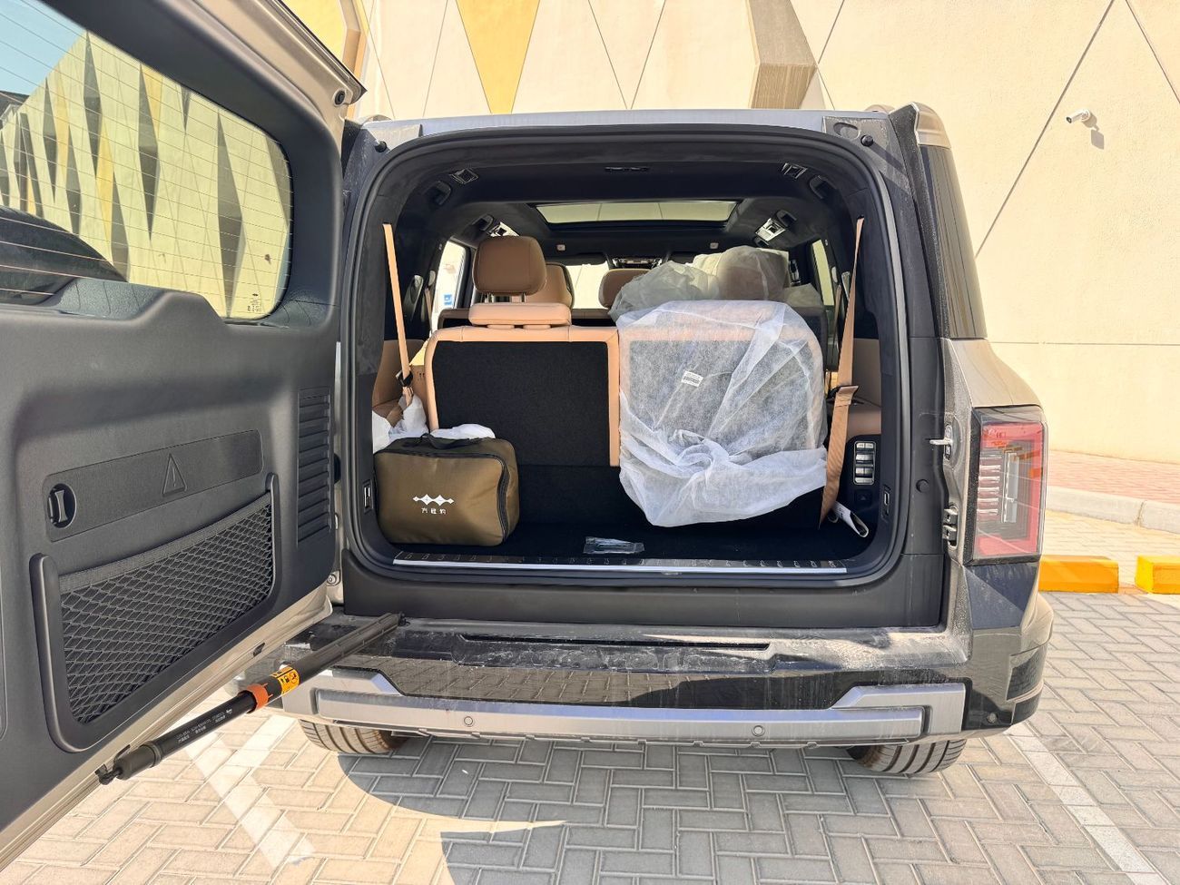 بي واي دي ليوبارد 8 Smart and Brave Flagship Edition (7 Seats) - Electric Side Step -  2025 Brand New (Export)