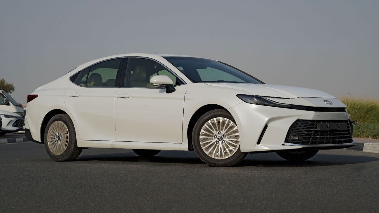 تويوتا كامري LE 2.5L Sun Roof | Power Seat | Rear Camera | 17" Alloy Wheels | GCC Specs