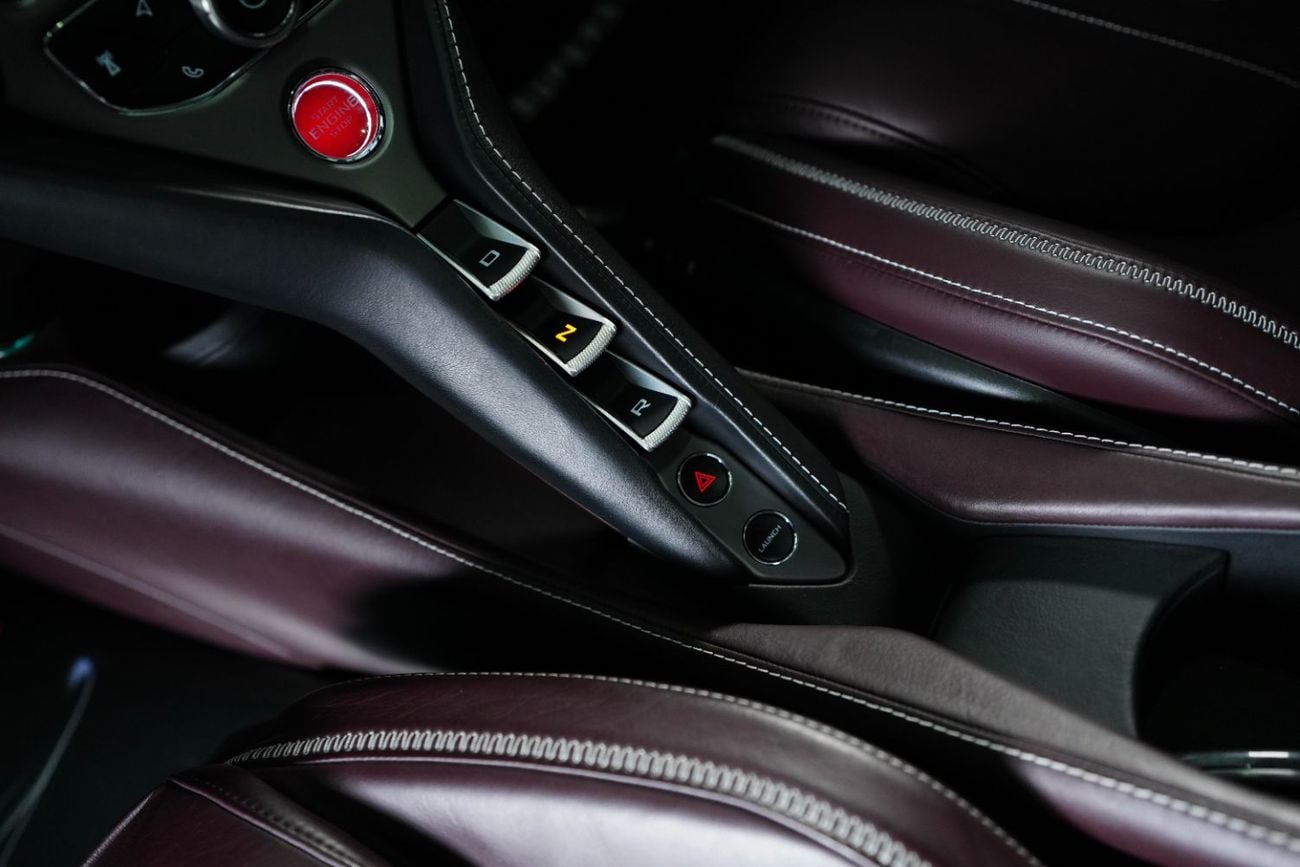 McLaren 720S PERFORMANCE Launch Edition-MSO Premium Color-Full Service History Mclaren Dubai-Bespoke Order