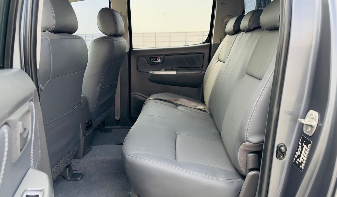 تويوتا هيلوكس 3.0L Diesel MT | OFF Road Tyres | ALLOY RIMS | ROLL BAR | GOOD CONDITION