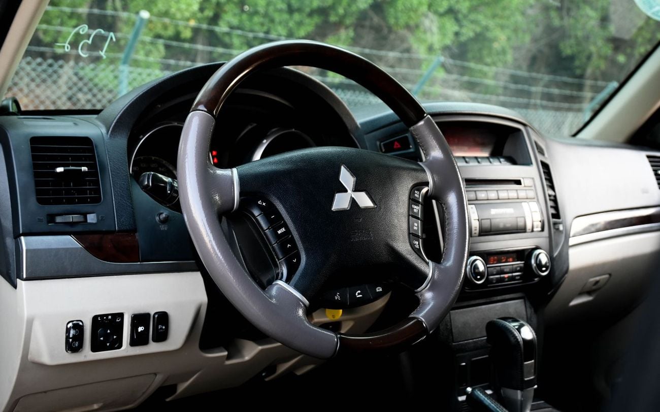 Mitsubishi Pajero 2014 Mitsubishi Pajero, Gulf specification, excellent condition, GLS Midline