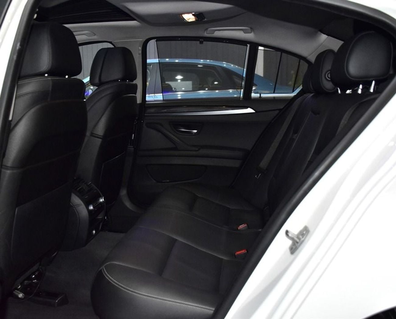 بي أم دبليو 550i EXCELLENT DEAL for our BMW 550i M-Kit ( 2015 Model ) in White Color Japanese Specs