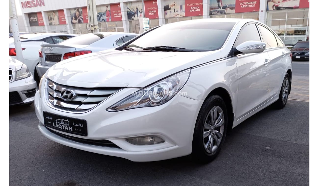 Hyundai Sonata Gulf model 2012 without accidents, white inside beige, you don't need any expenses.