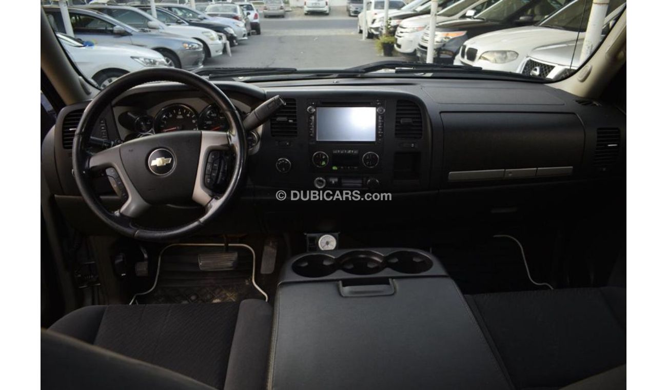 Chevrolet Silverado Pickup model 2009 imported silver color, equipped with two side halves, tyote wheels, sensors cruise