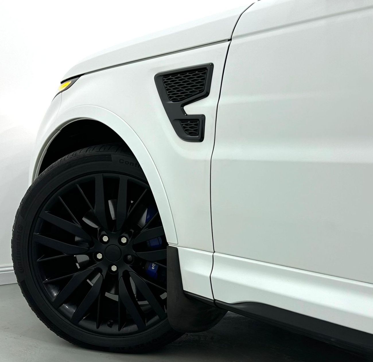 Land Rover Range Rover Sport 2016 Range Rover Sport SVR, Full Range Rover Service History, Full Options, GCC