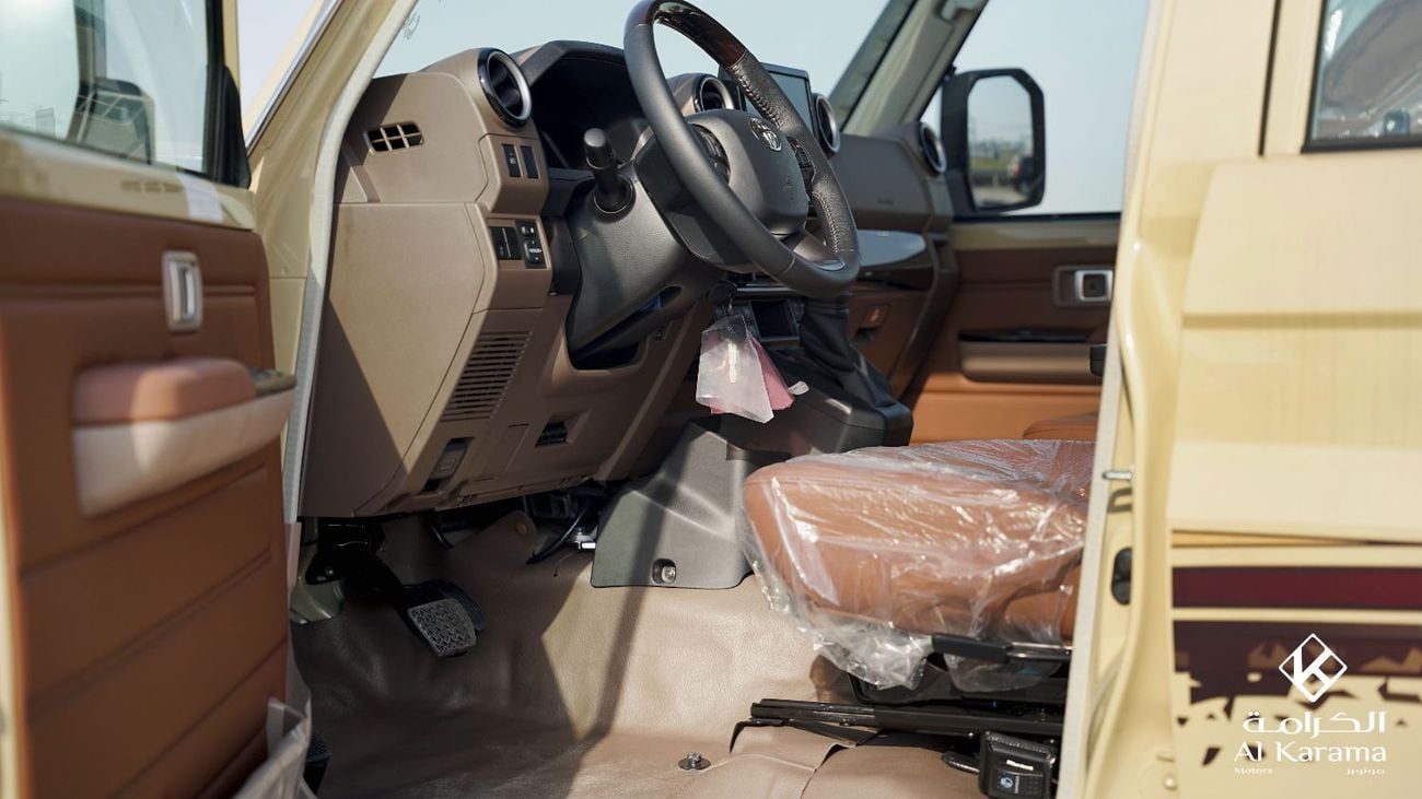 تويوتا لاند كروزر بيك آب 4.0L V6 - Diff Lock - Automatic 4x4 Transmission - Rear Camera - Leather Seats - Cool Box