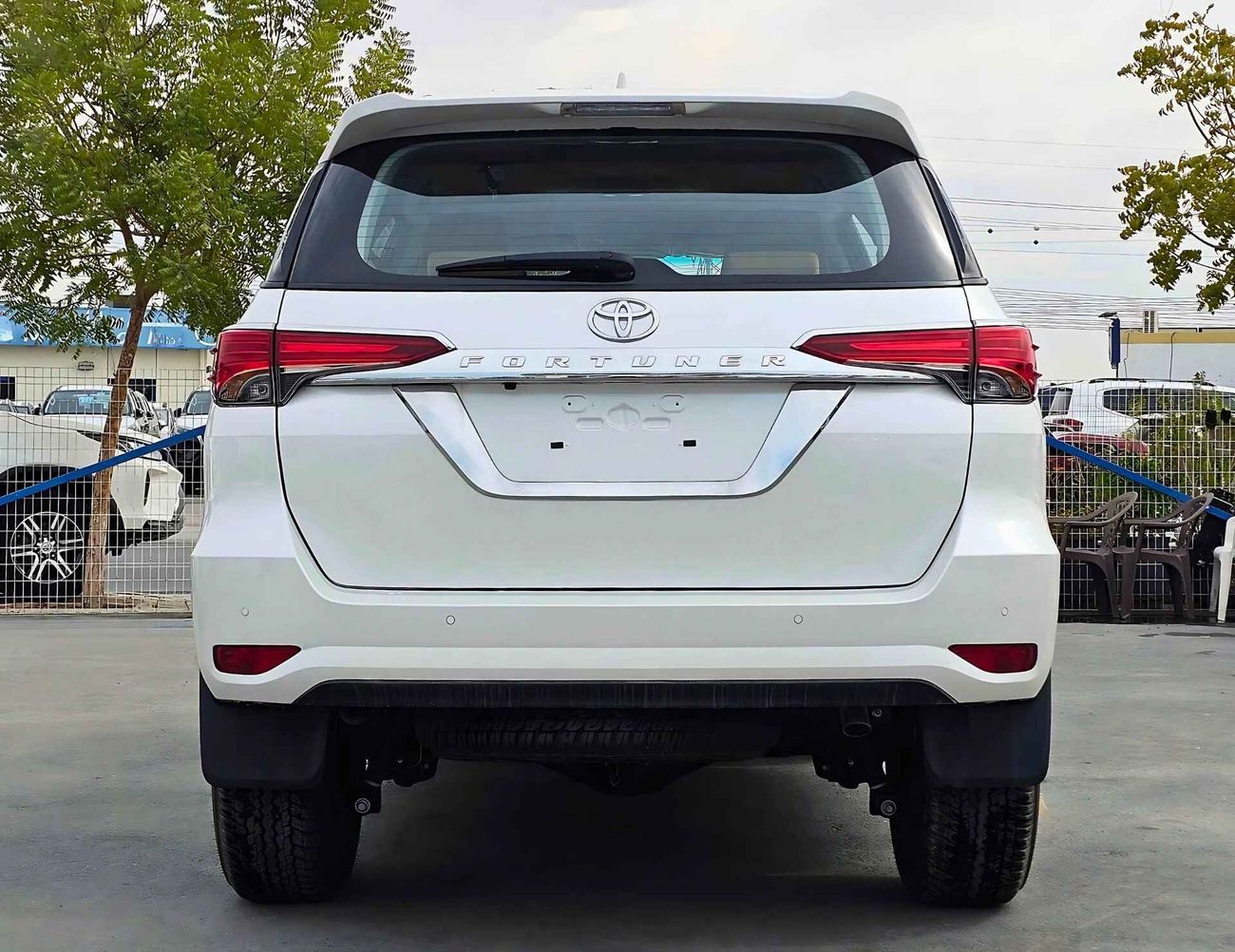 Toyota Fortuner 2.7L V4 PETROL / PUSH START / DVD CAMERA / FULL OPTION (CODE# 69032)