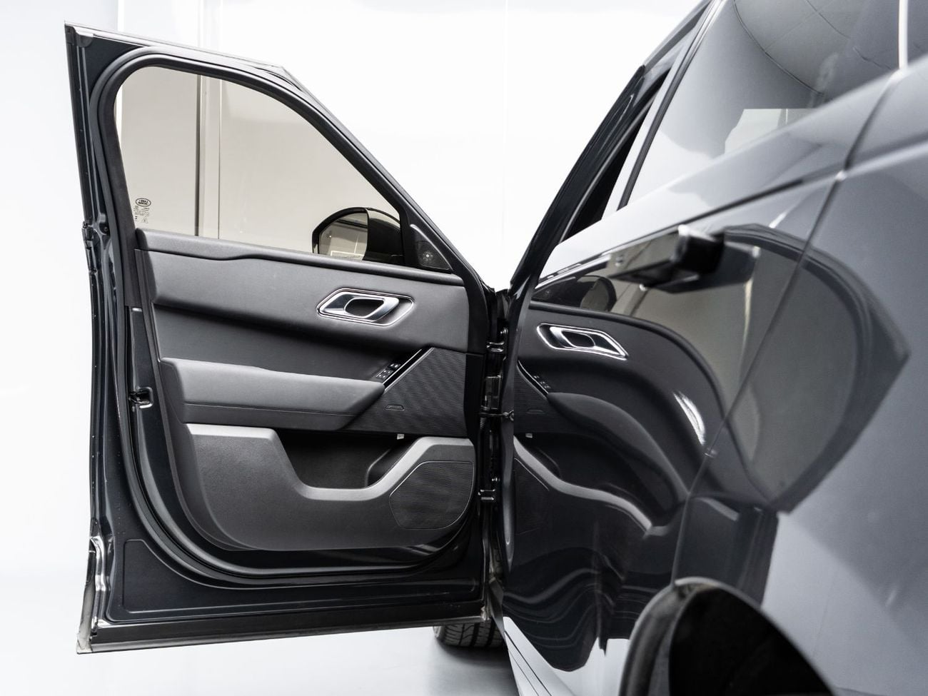 لاند روفر رينج روفر فيلار Dynamic SE P250 2.0L2025 Range Rover Velar Dynamic SE P250, 2.0L 4cyl, 4WD, 247 bhp, 8 Speed Automat