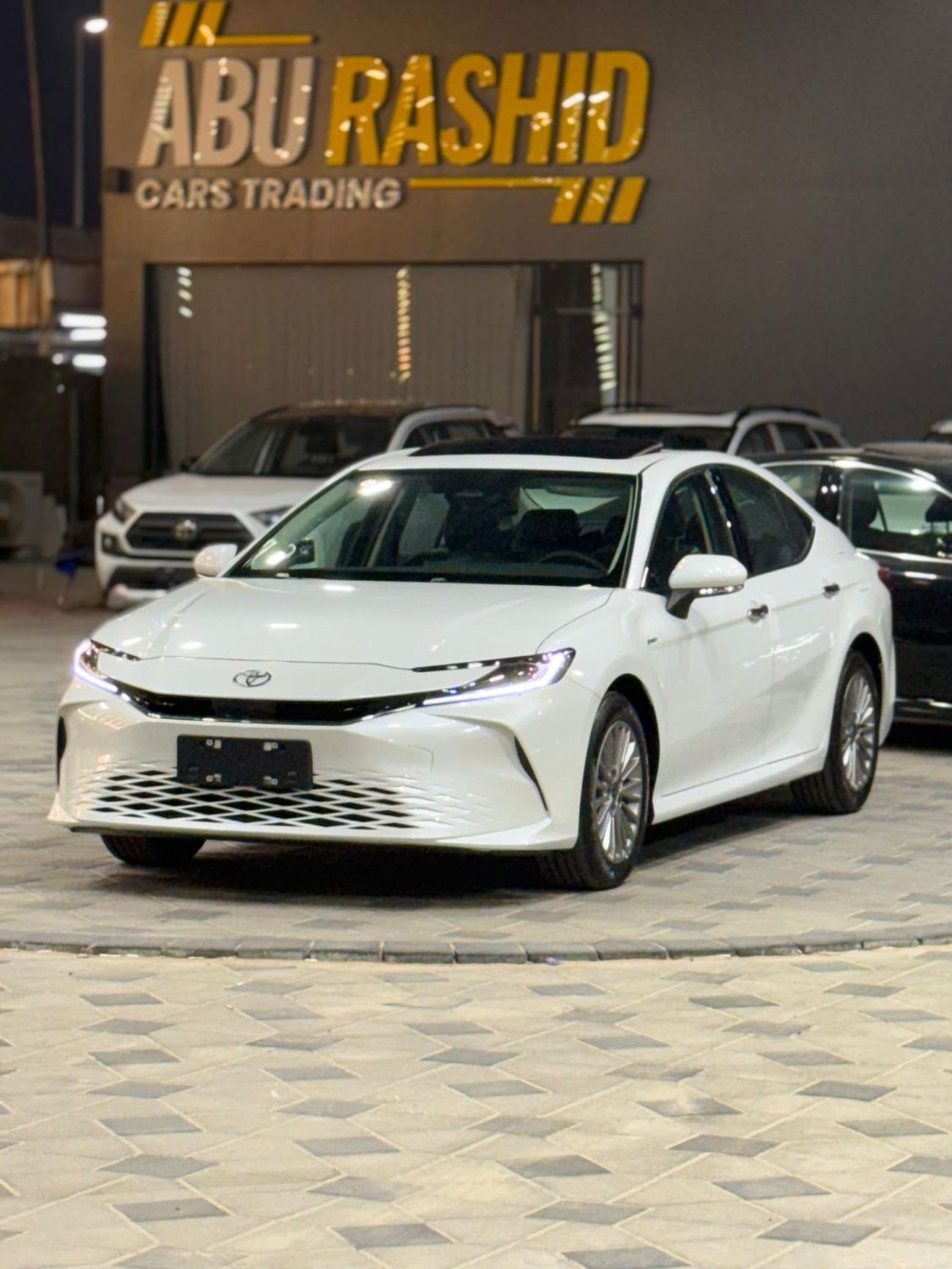 Toyota Camry (*تويوتا كامري هايبرد/ لاكجري*) *موديل* : 2025 *السعر* : 105.000 درهم  *ممشي* : صفر ك/م  (*مواصفات خ