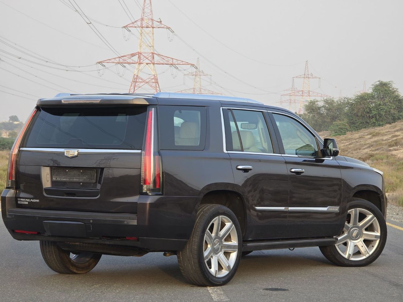 Cadillac Escalade Premium 6.2L CADILLAC ESCALADE 2015 GCC FULL OPITION // PERFECT CONDITION