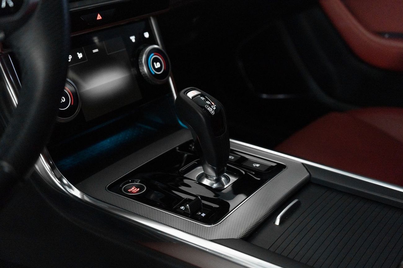 Jaguar XE R-Dynamic SE P300 R Dynamic / Jaguar Warranty & Extended Service Contract