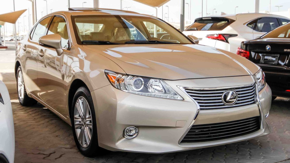 Lexus ES 350 for sale AED 82,000. Gold, 2015
