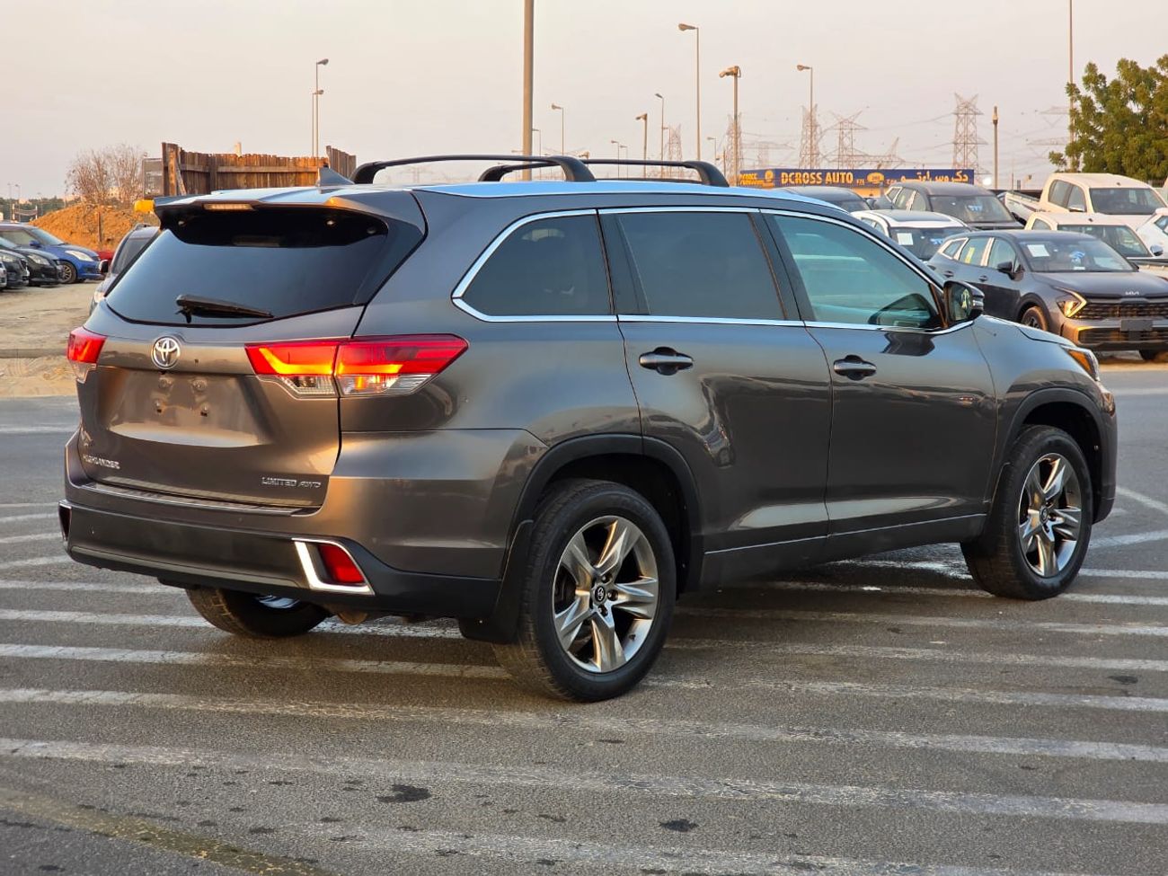 Toyota Highlander 2019 Model Limited Edition Sunroof , AWD, Push button and original leather