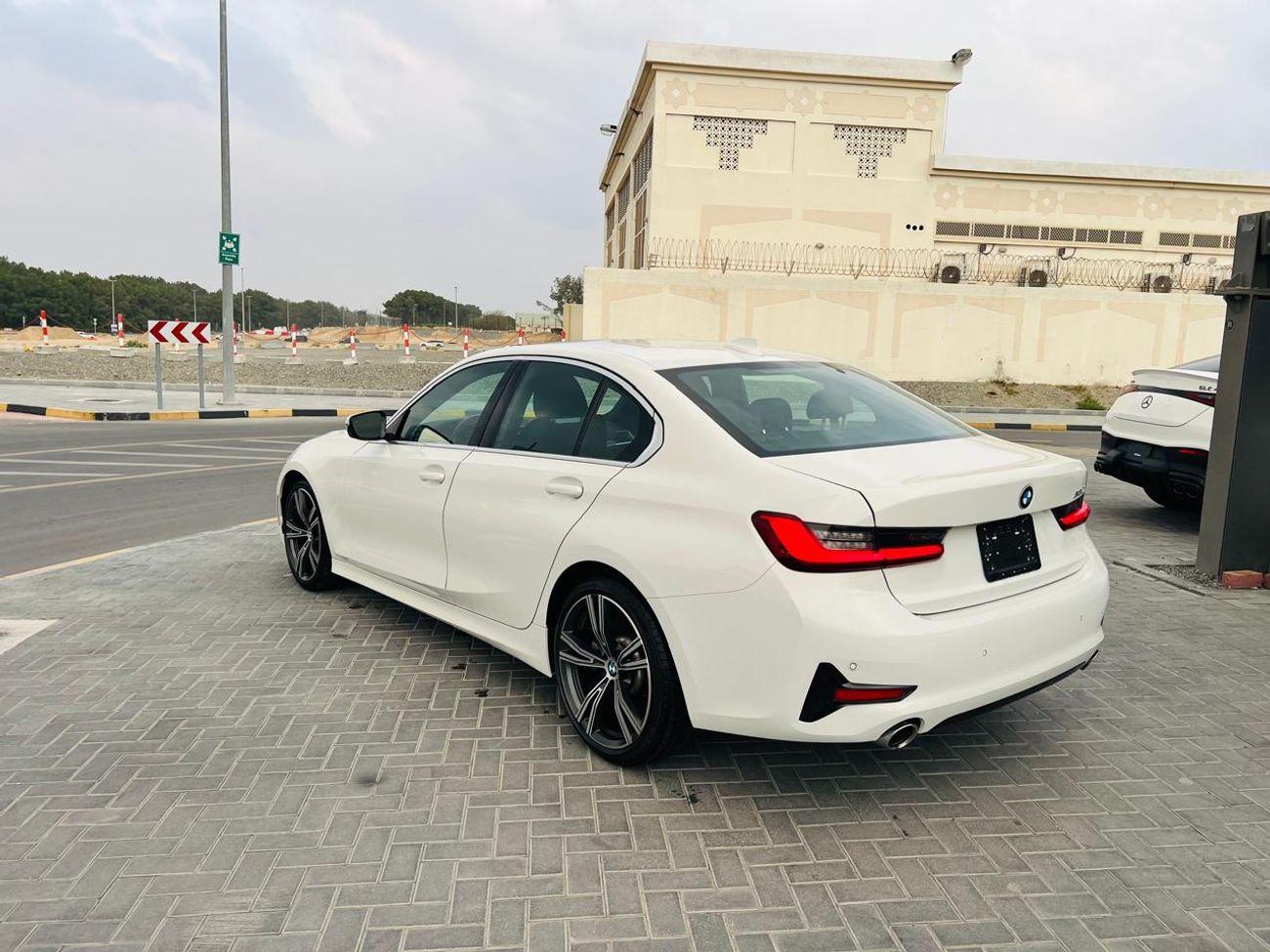 بي أم دبليو 330i Std 2.0L