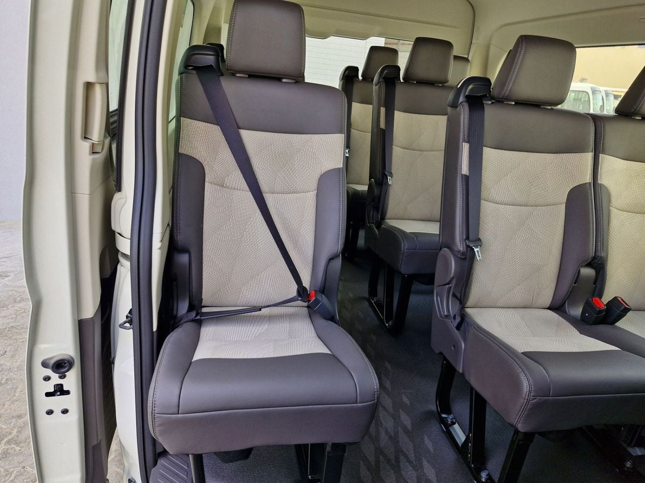 Toyota Hiace Toyota Hiace 3.5 AT 2026 full option with automatic door