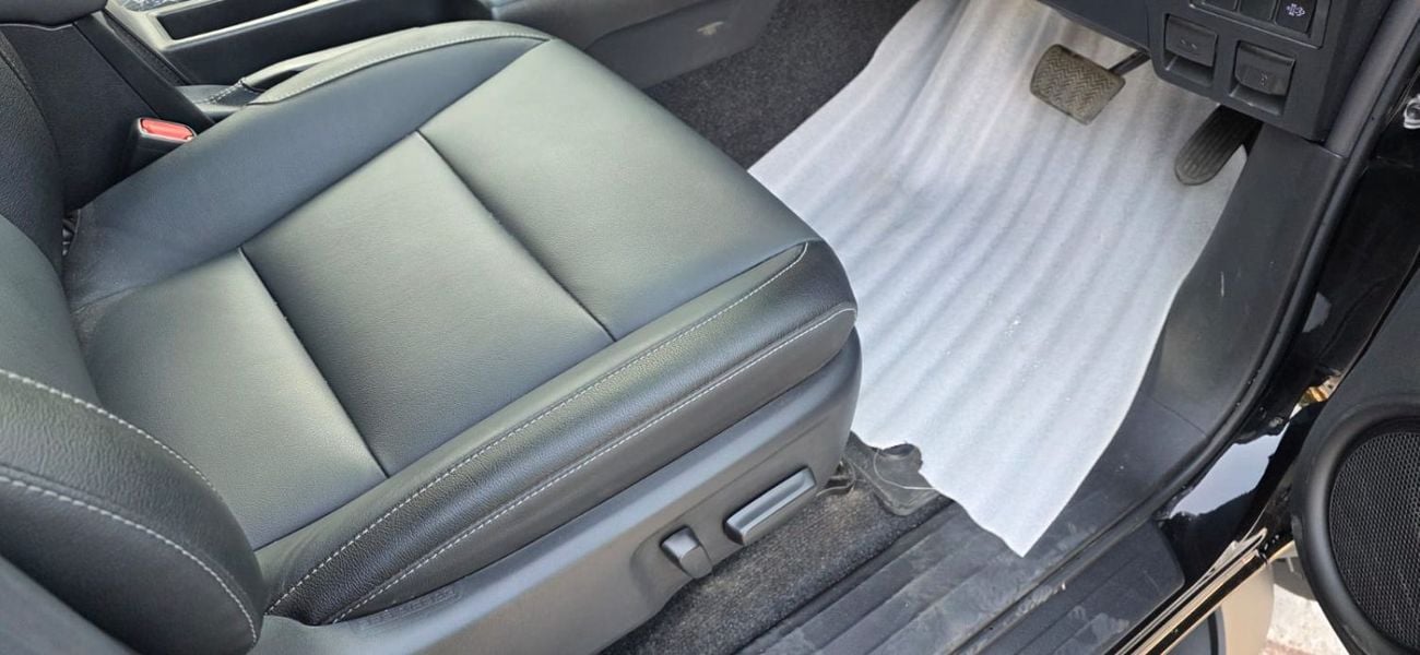 تويوتا هيلوكس RHD DIESEL FULL OPTION