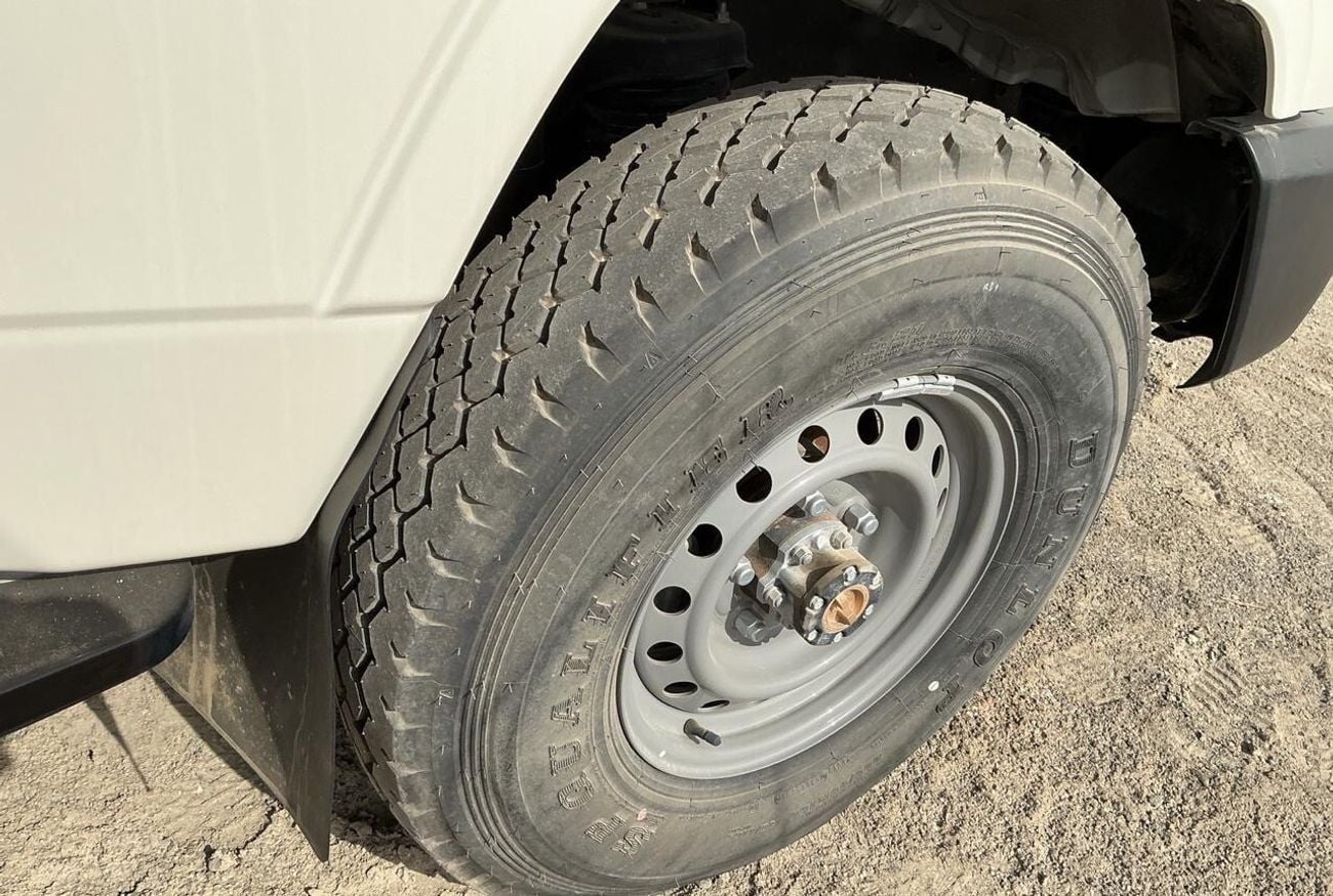 تويوتا لاند كروزر بيك آب Pick up truck. single cabin. 4.2L . 4*4 . 3 seats . 2 doors