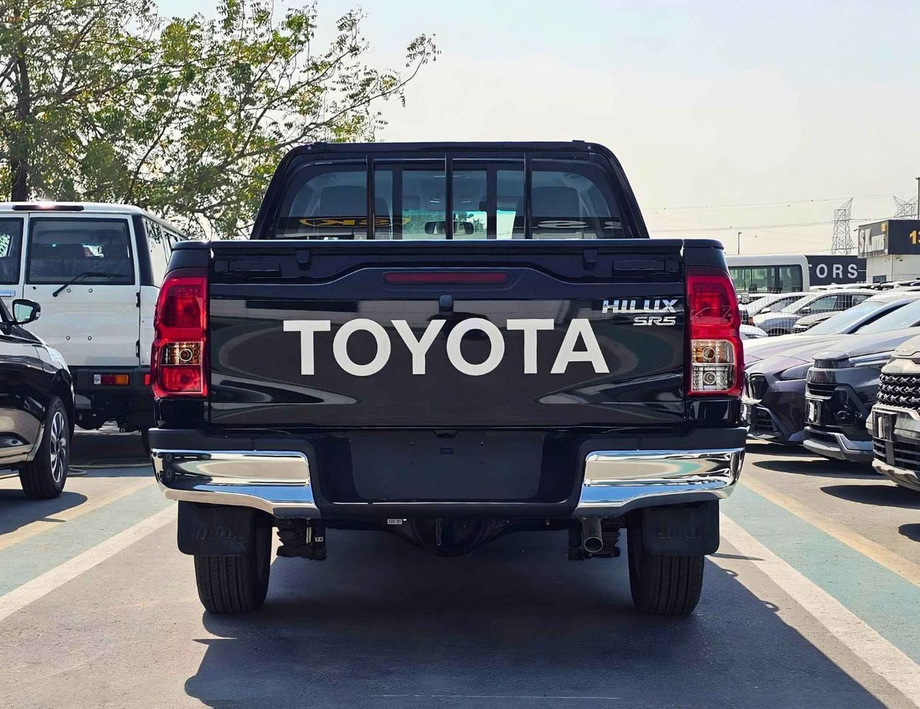 Toyota Hilux SR5 / NARROW BODY DOUBLE CABIN / 2.7L PETROL V4 M/T / REAL CAMERA WITH CHROME BUMPERS (CODE # HP2MF)