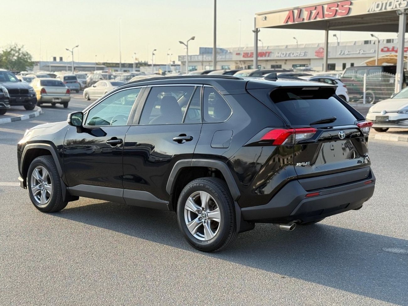 Toyota RAV4 XLE 4WD Full Option Sunroof, push start leather seats