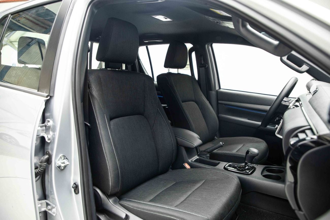 تويوتا هيلوكس Adventure 4.0 - Silver Metallic Inside MLM Black | Export Only