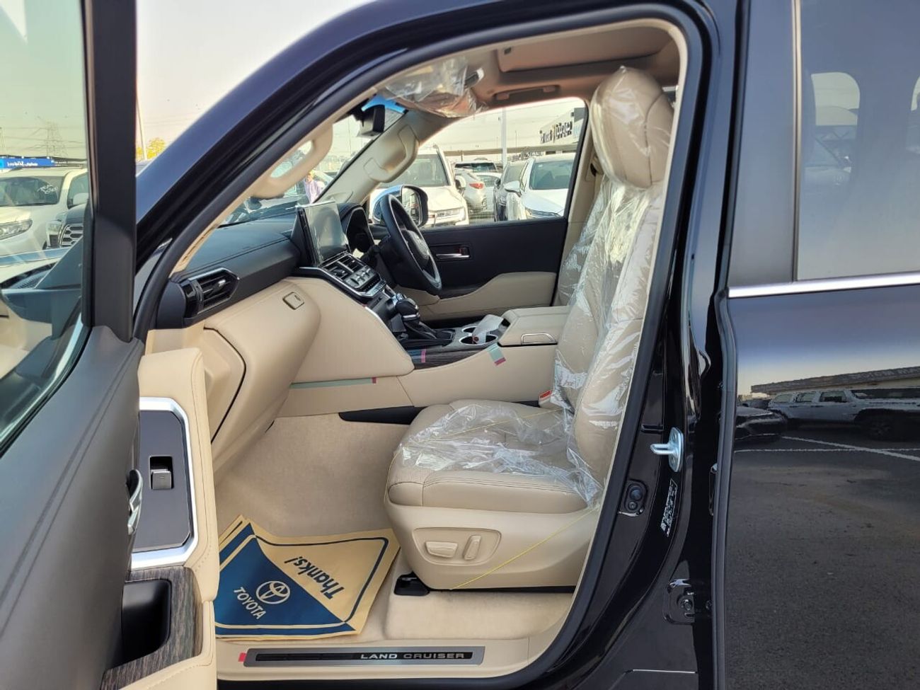 تويوتا لاند كروزر LC300 - RHD - 3.5 PET - ZX - 7 STR - Modellista Kit - MY 2023 - BLK_BEIG (FOR EXPORT ONLY)